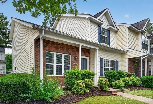 Photo - 3445 Broadwick St