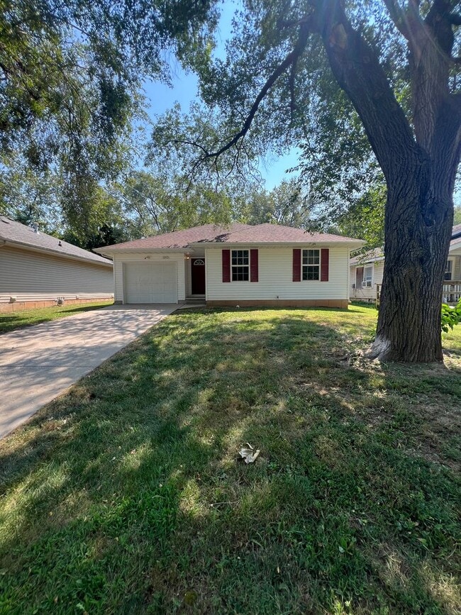 Building Photo - 3 bedroom/2 bath house with one car garage