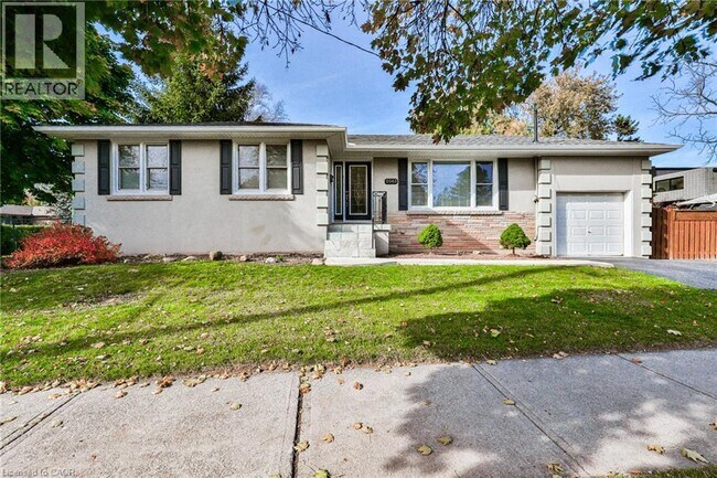 Photo - 2063 Hixon St