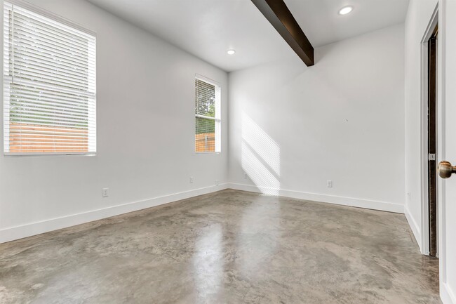 Photo - 213 Lynn Dr