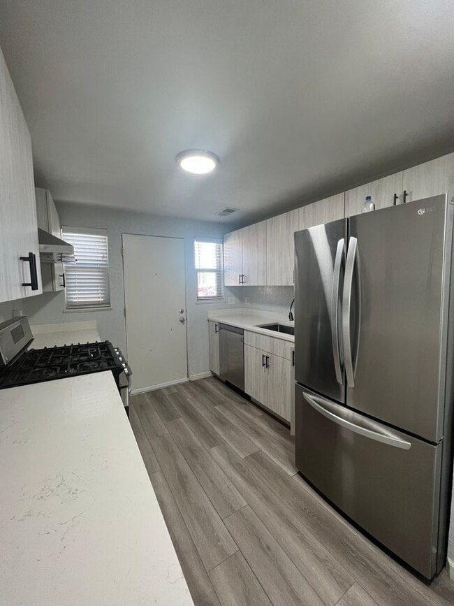 Photo - Beautifully Renovated 2 bedroom in Aurora! Right on the park and close to Stanley Marketplace! Unidad 1952