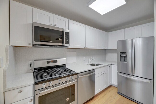 Photo - 1330 New Hampshire Ave NW Unidad 213