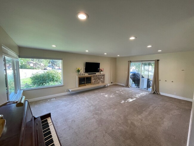 Photo - 946 E Gregson Ave