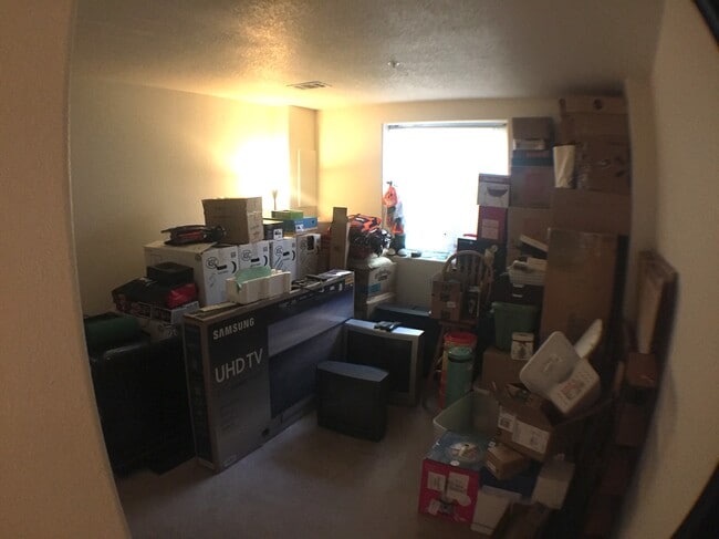 Large basement bedroom - 2850 Kansas Dr Unit D Casa Adosada
