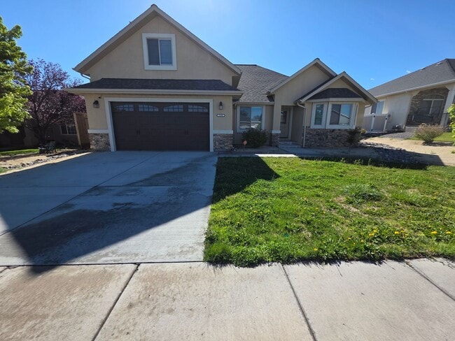 Building Photo - Beautiful home for rent on the Fernley Golf Course, 4 bedrooms, 3 baths, $2700 per month