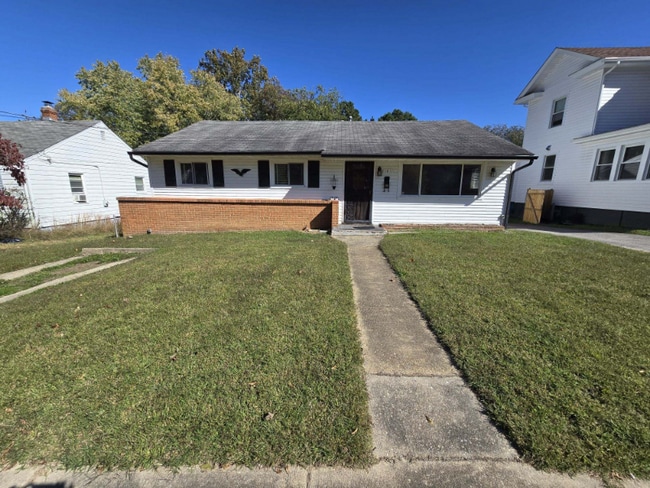 Building Photo - 1411 Custer St