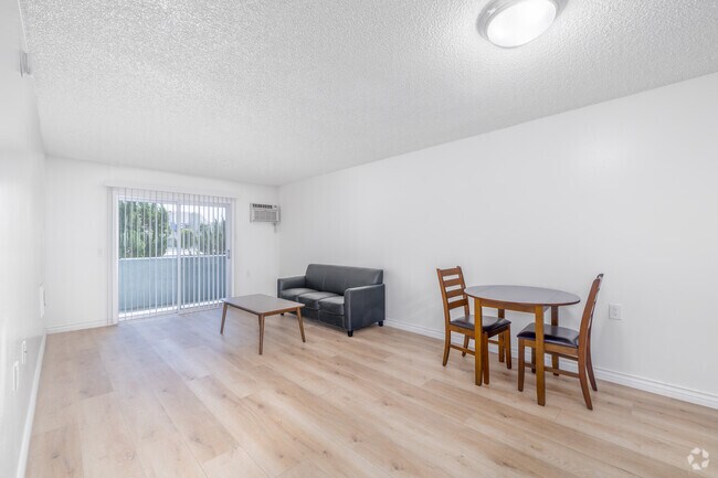 1BR, 1BA - 550SF - Living Room