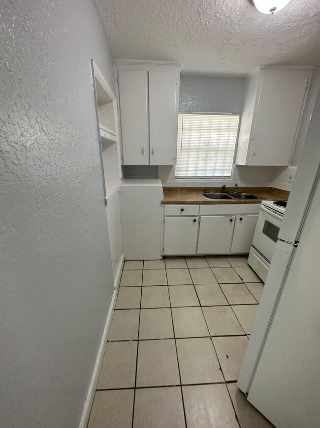 Building Photo - 312 Acosta St