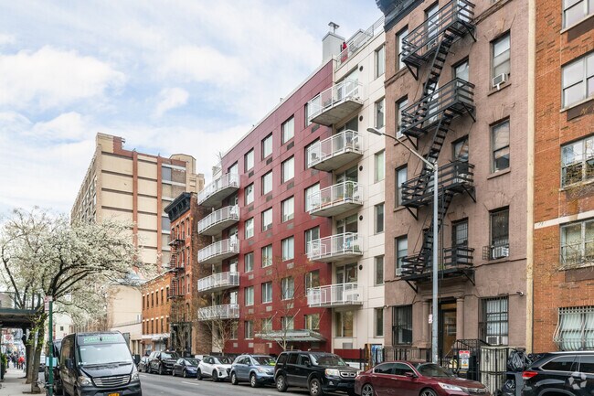 Photo - 517 W 46th St