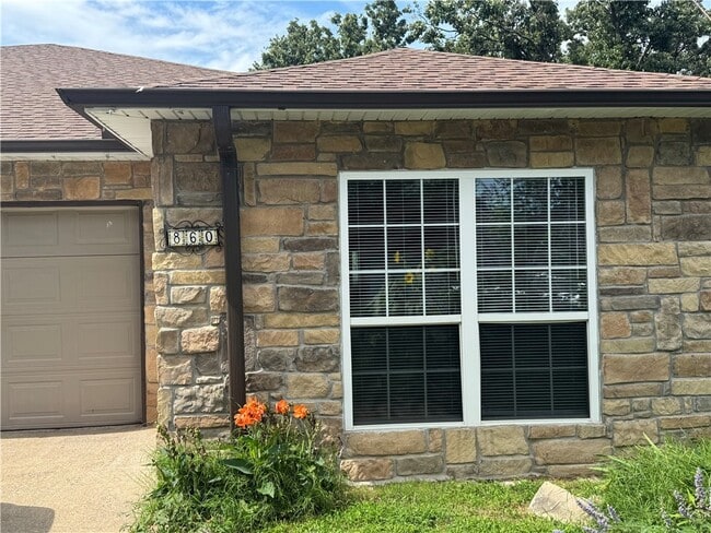 Building Photo - 860 Mockingbird Ln