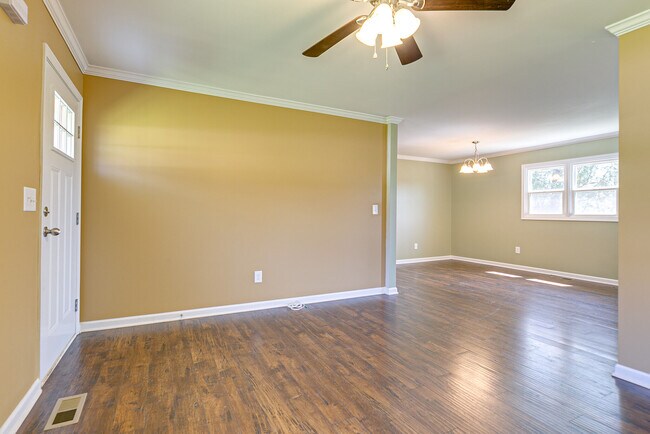 Photo - 212 Hillview Dr House