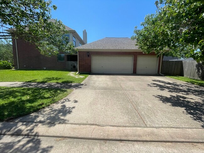 Photo - 301 Winding Oak Ln S