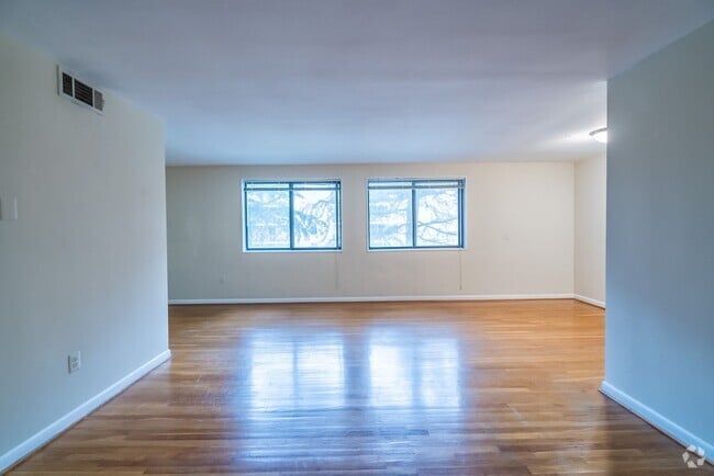 Building Photo - Rare Large Efficiency (552 Sq Ft) Close To... Rental