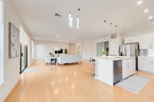 Photo - 4111 Gilbert Ave Unidad 212