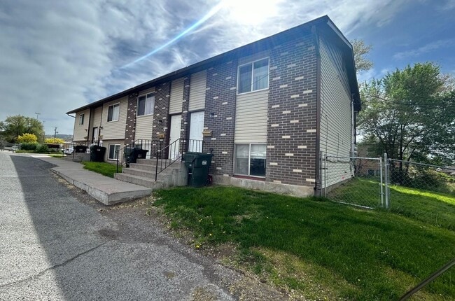 Building Photo - 825 S Main St