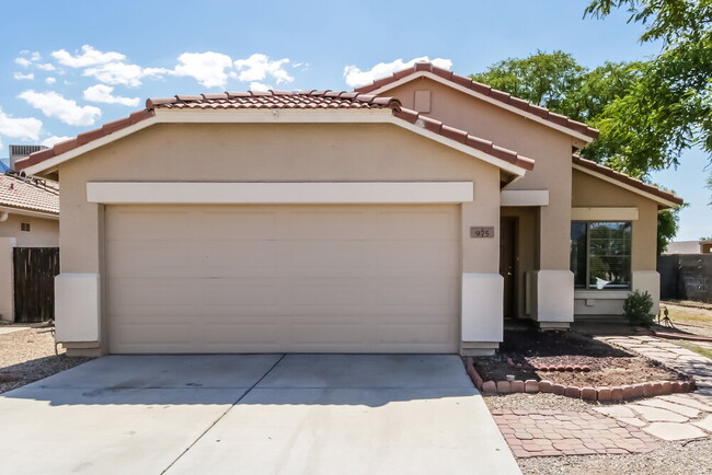 Photo - 975 E Vernoa St House