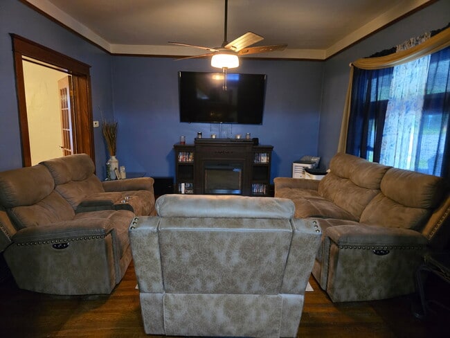 Photo - 214 6th St House