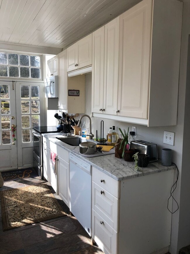 Photo - Updated 4 Bed / 2 Bath - Quiet Location, P... Unidad 2