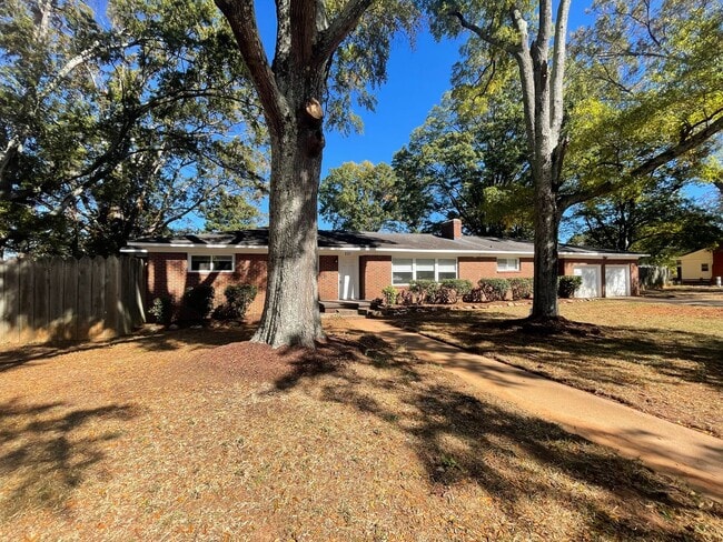 Building Photo - Ranch Style 3 Bedroom 2 Bath and 2 car gar...
