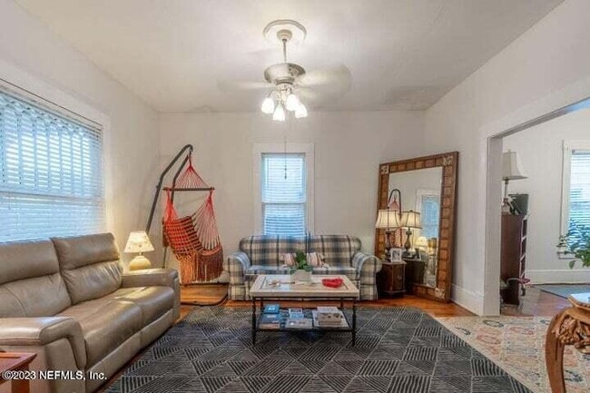 Photo - 440 E 6th St