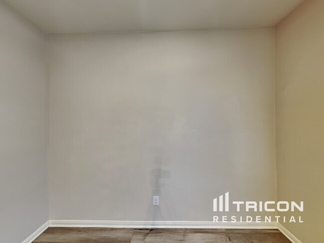 Photo - 733 Clark Dr