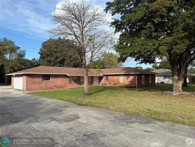 Building Photo - 4100 SW 76th Ave Rental