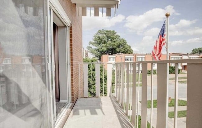 Building Photo - Walking distance to UNMC - Just open!