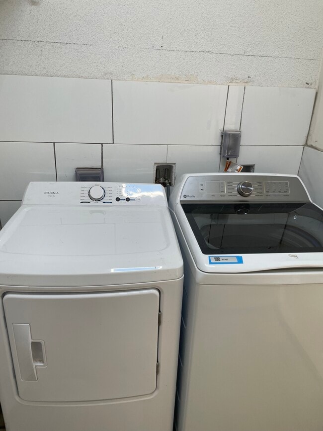 Lavandería - 18821 Erwin St Unidad 3c