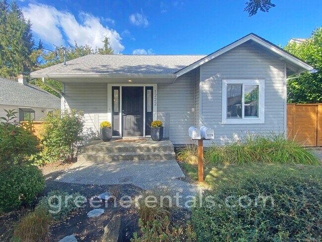 Charming 3 Bedroom Home with Vintage Appea... - Charming 3 Bedroom Home with Vintage Appea...