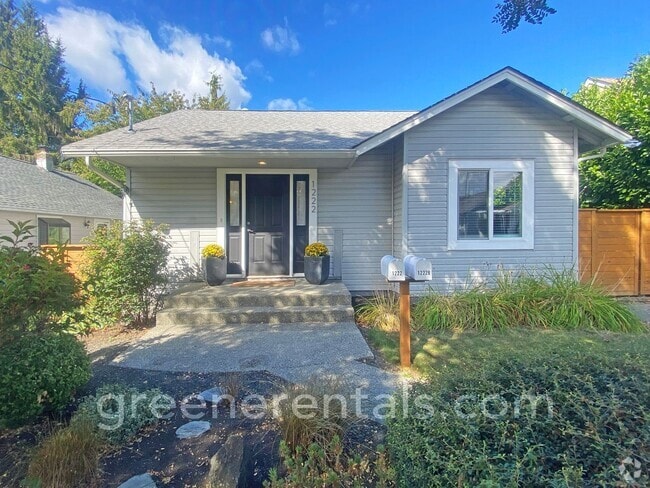 Building Photo - Charming 3 Bedroom Home with Vintage Appea...