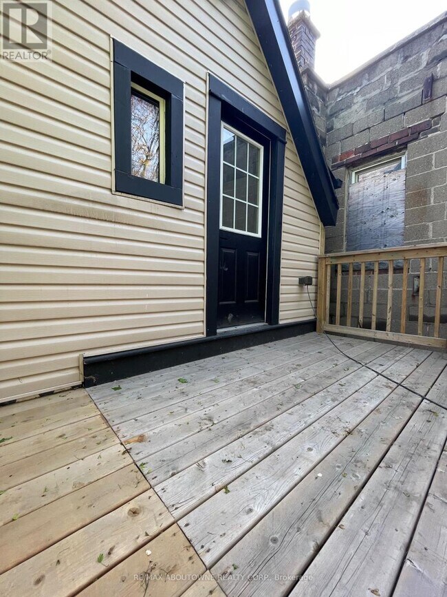 Photo - 759 Barton St E