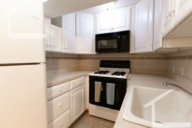 Building Photo - Nice, large renovated ground level unit in a prime location.