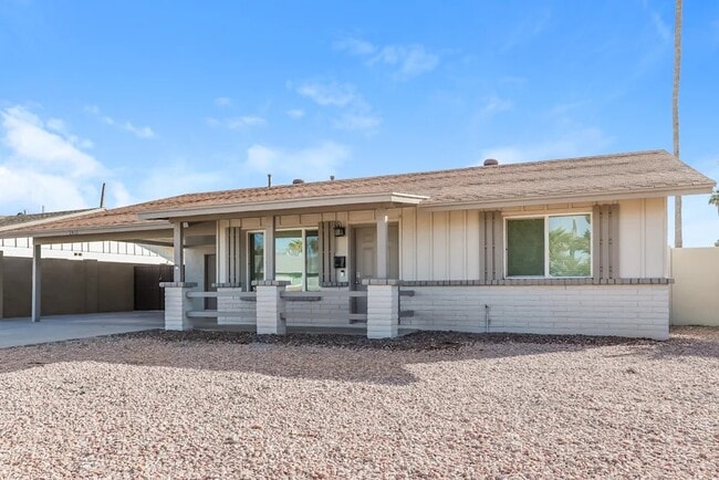 Building Photo - 2460 E Manhatton Dr