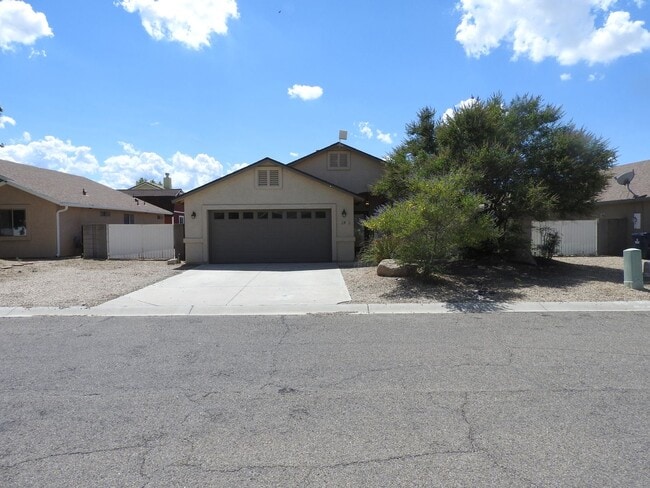Building Photo - 3 Bedroom with large yard Rental