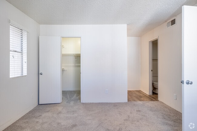 2BR, 2BA - 835SF