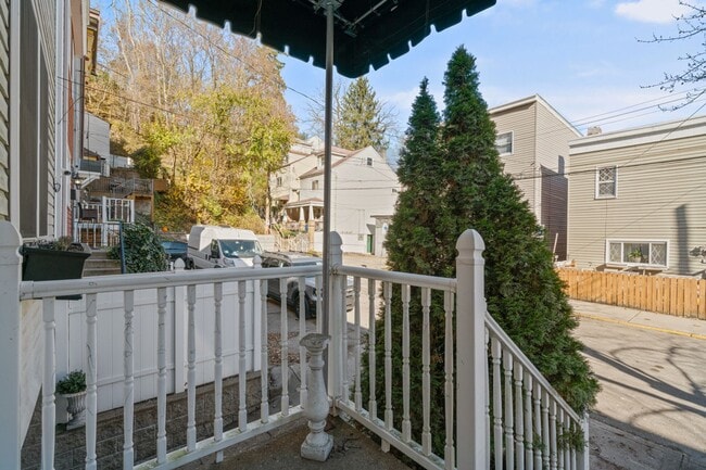 Photo - Charming 3 Bedroom/4 Bathroom Detached Home Located In The South Side Flats. Available Immediately.