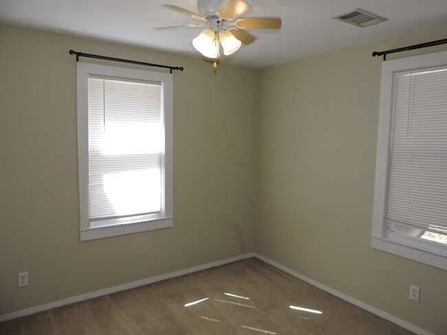 Building Photo - Cottage home on over an acre!