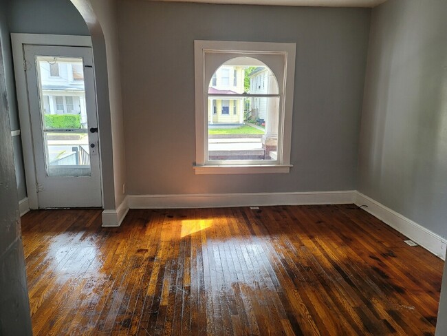 Photo - 742 W King St