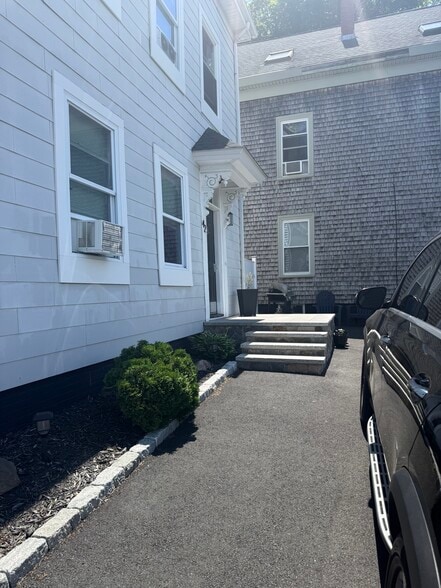 42 Pond St