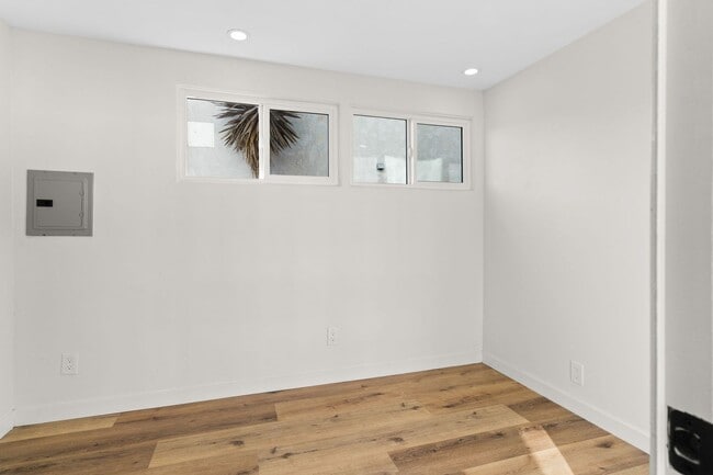Photo - 2055 Thomas Ave