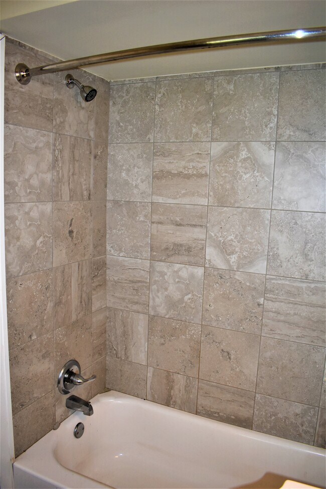 La Plaza - Soothing Shower and Relaxing Tub