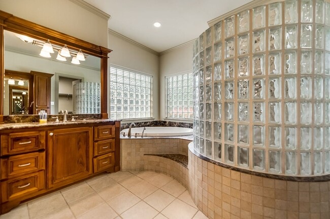 Building Photo - Gorgeous Custom Home on a private 1 acre l...