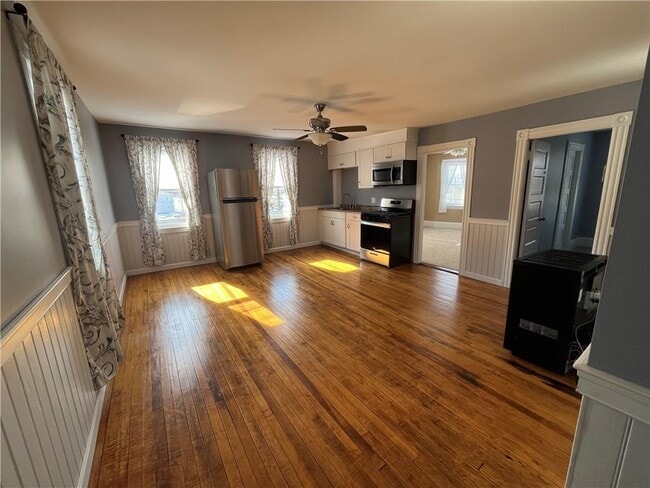 Photo - 350 Metacom Ave