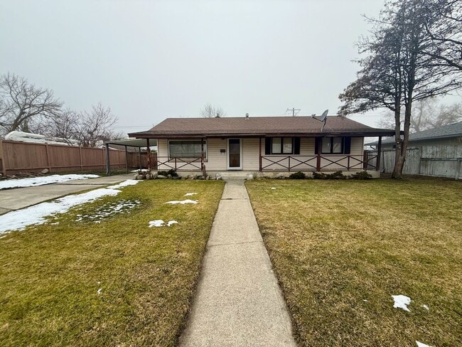 Building Photo - Ideally Located 3 Bed Home in North Spokane w/ Large Fully-Fenced Yard!