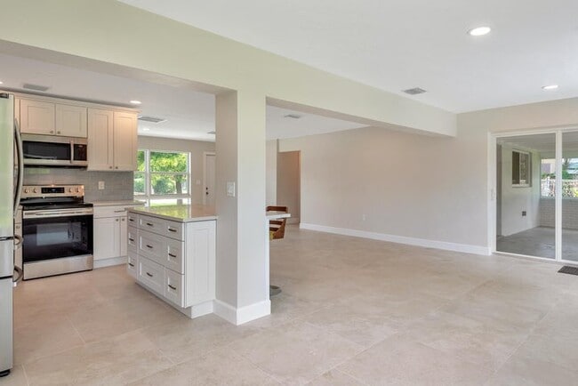 Photo - 2001 Collier Ave