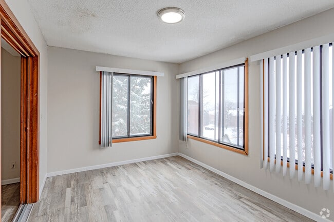 2BR, 1BA - 1000 SF