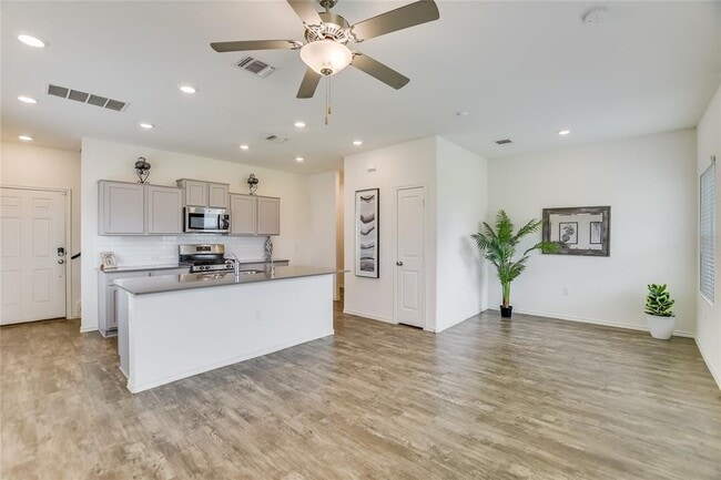 Photo - 15205 Spruce Frost Cv Casa