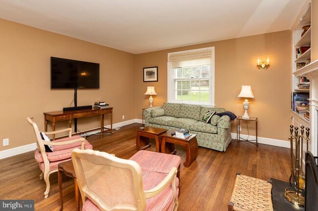 Photo - 515 Manor Rd