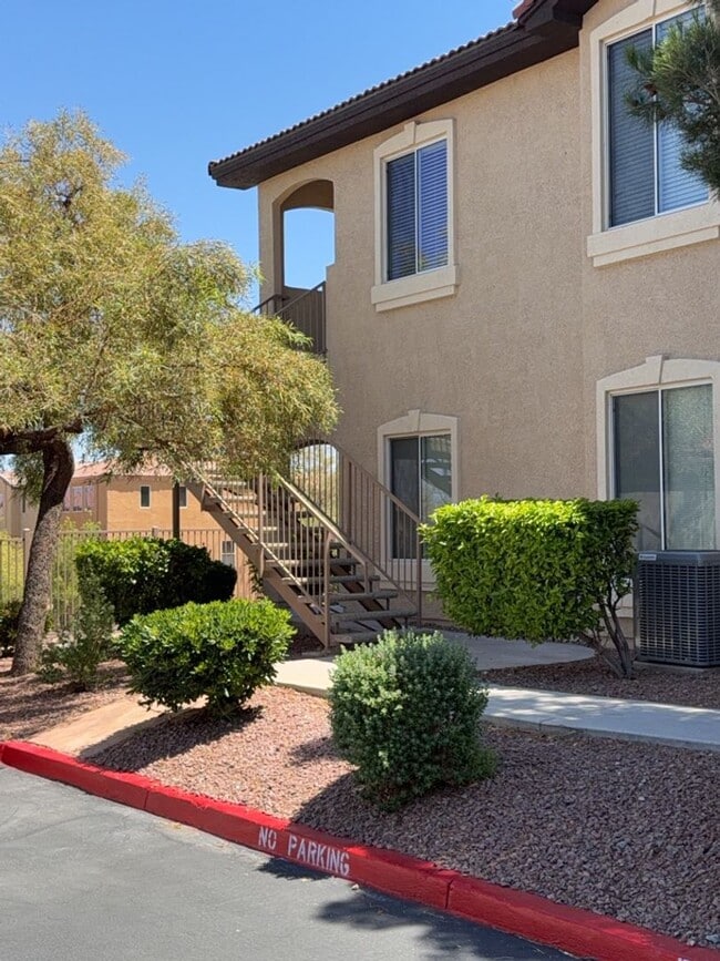 Photo - 2 BEDROOM CONDO WITH MOUNTAIN VIEWS!
