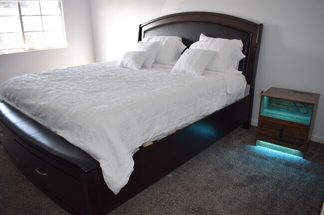 Master bedroom - 6690 Wareham Ct Unit 6690